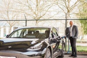 Mark Aerts charge la Tesla dans le Campus Houthalen