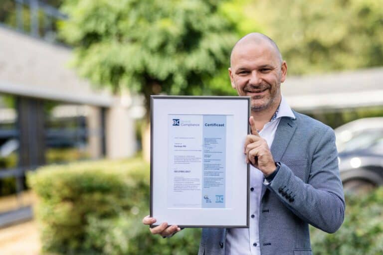 Mark Aerts avec le certificat ISO