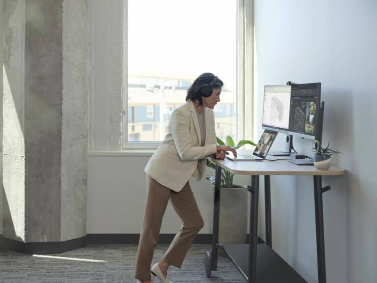 Microsoft Surface Laptop Studio op standing desk