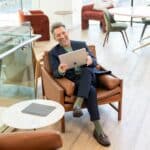 Man met Surface Pro, medewerker overheid