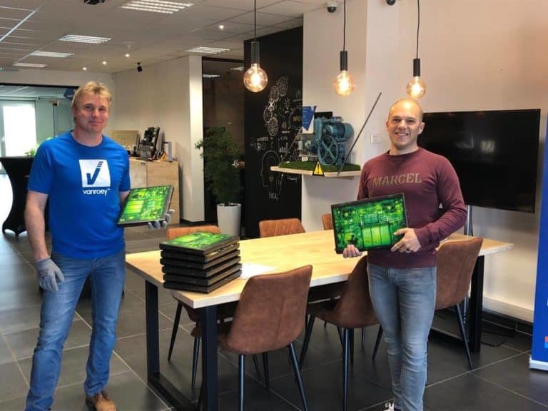 Schenking laptops aan Kogeka - Digital for youth | VanRoey.be